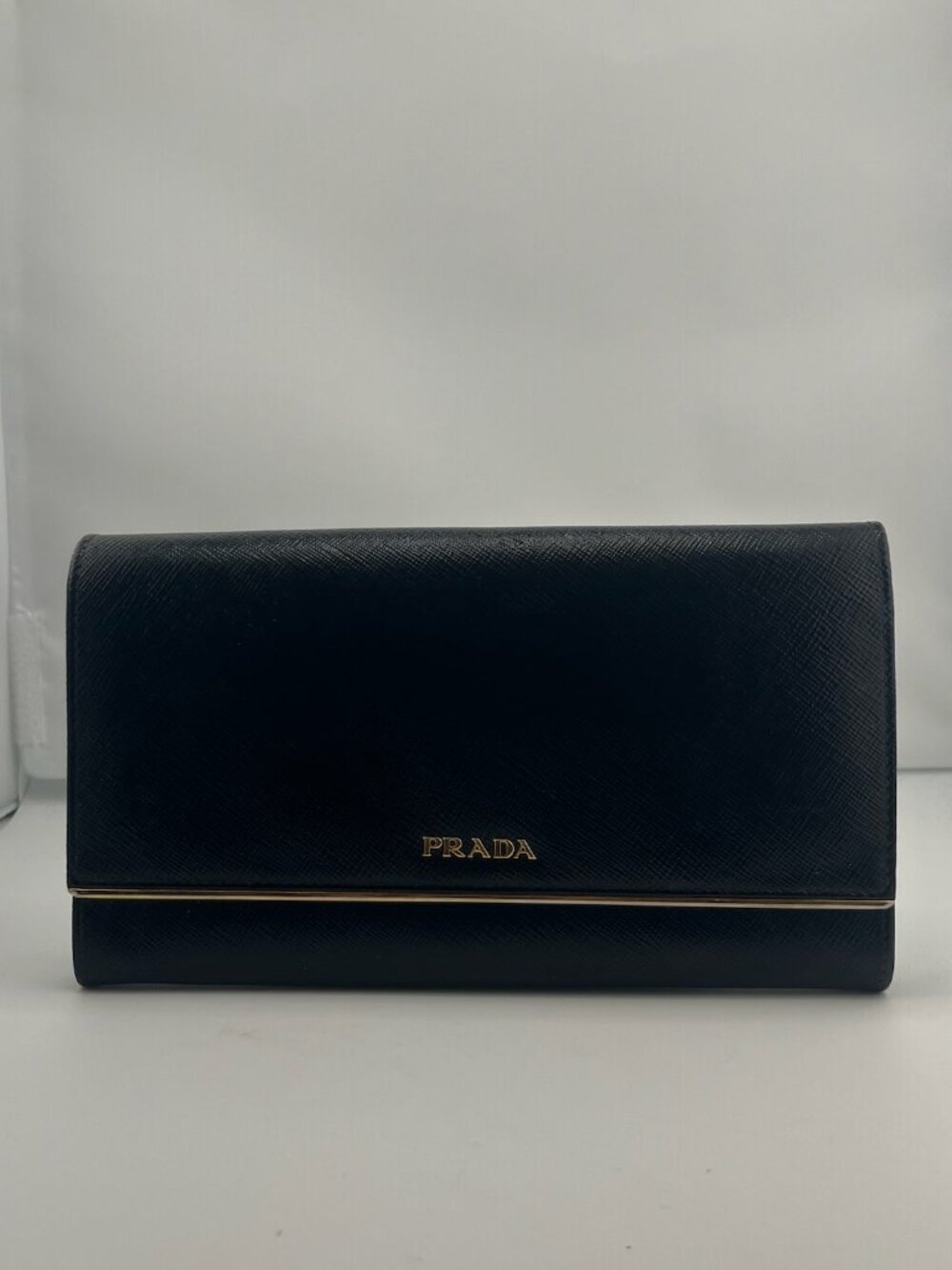 #R8  Prada Black Saffiano Lux Metal Bar Flap (Retail $1,420 CAD) Wallet
